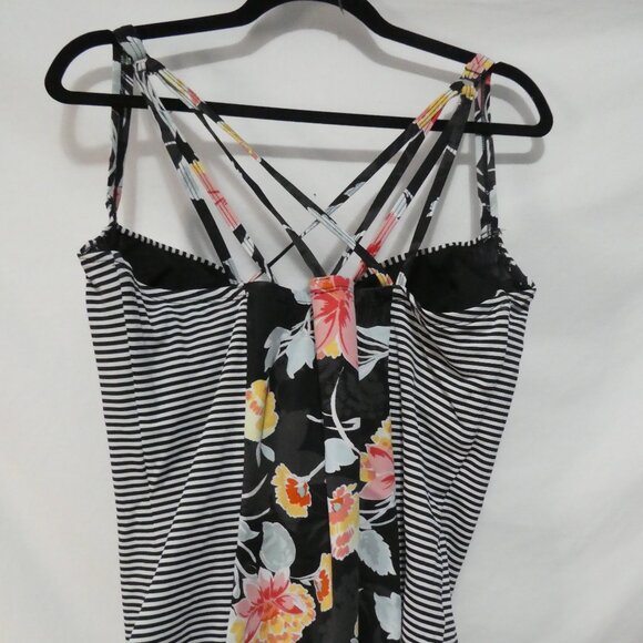 TORRID | size 2 | Gorgeous Floral Strappy One Piece Swimsuit - Picture 13 of 16